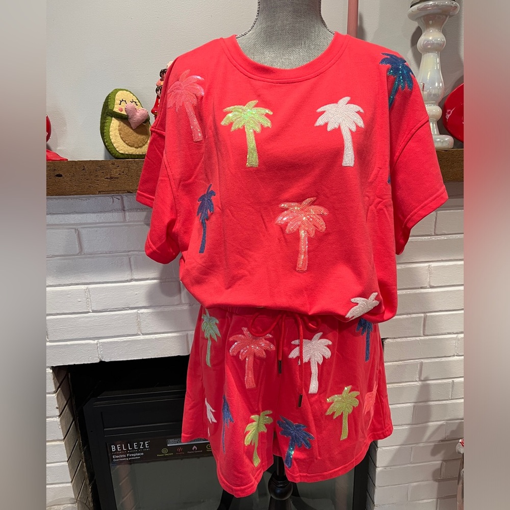 Red Coral Sequin Palm Tree Short Sleeve Tee
Mary Square XL